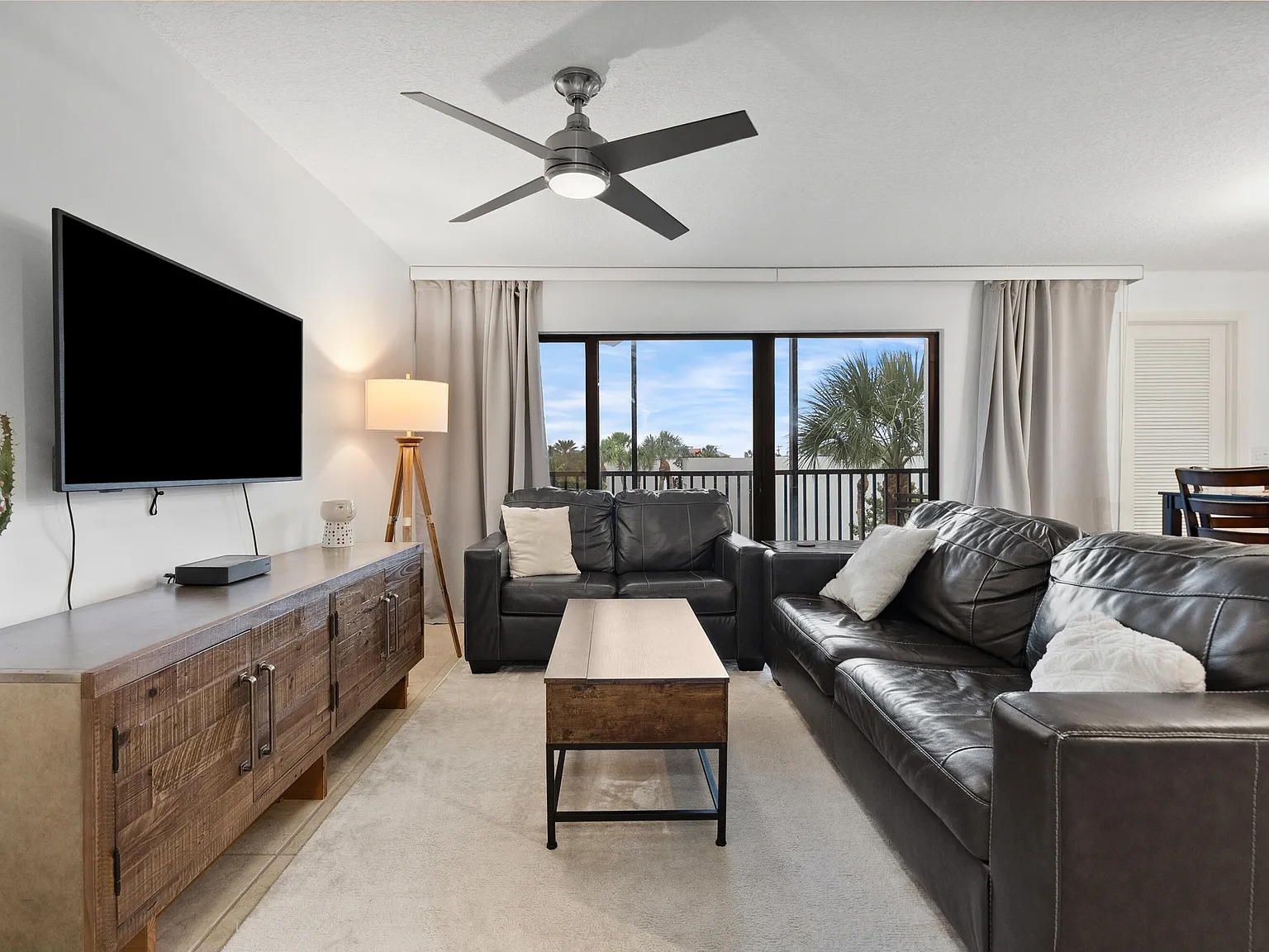 1 bed, 1.5 bath, 704 sqft, $4,500 — Photo 3