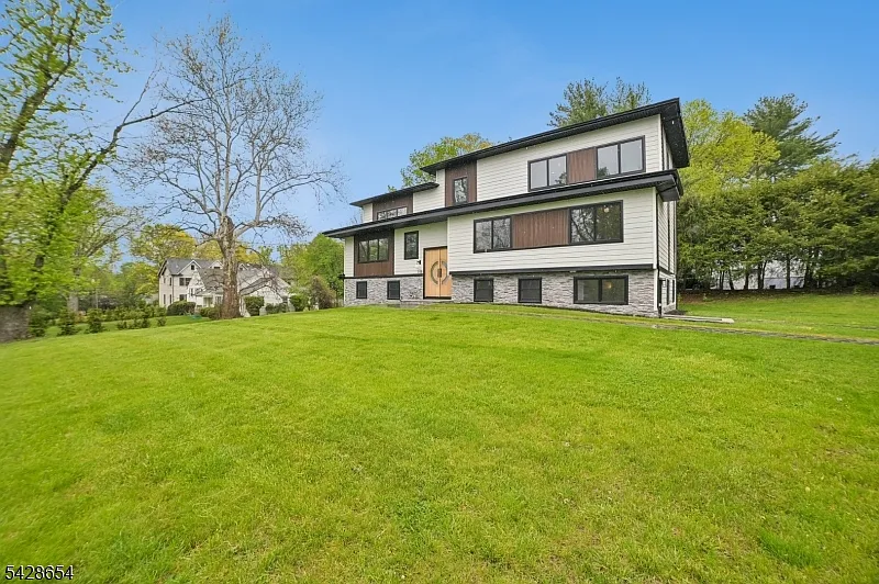 7 bed, 6.0 bath, $25,000 — Photo 3