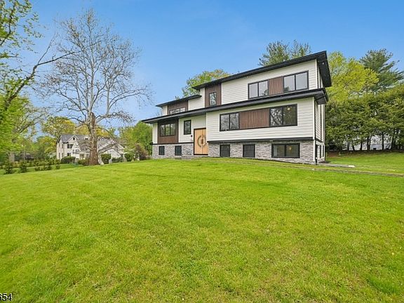 3rd image of 148 Great Hills Rd