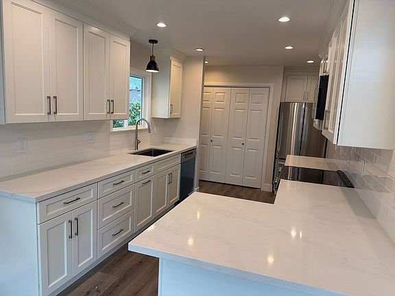 4th image of 1403-07 Brown St #1403