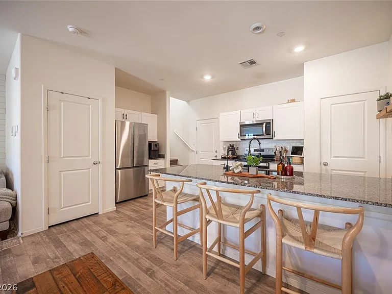 530 Gloster Ave — Photo 10