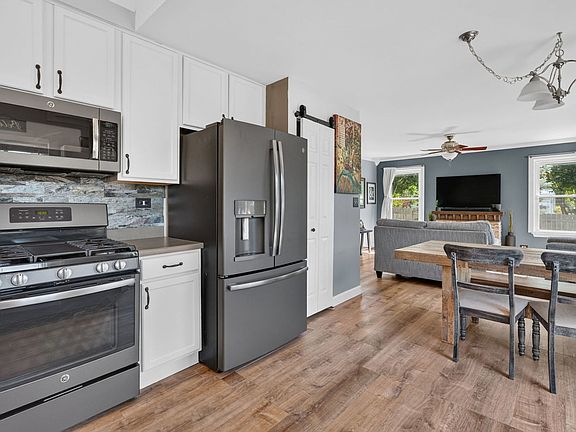 3rd image of 2067 Stephen St