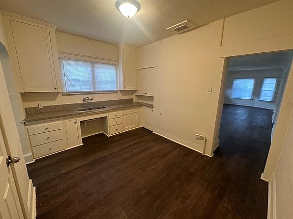 2nd image of 405 E 43rd Pl