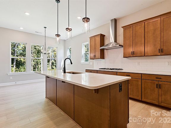 4th image of 552 Fern Hill Rd