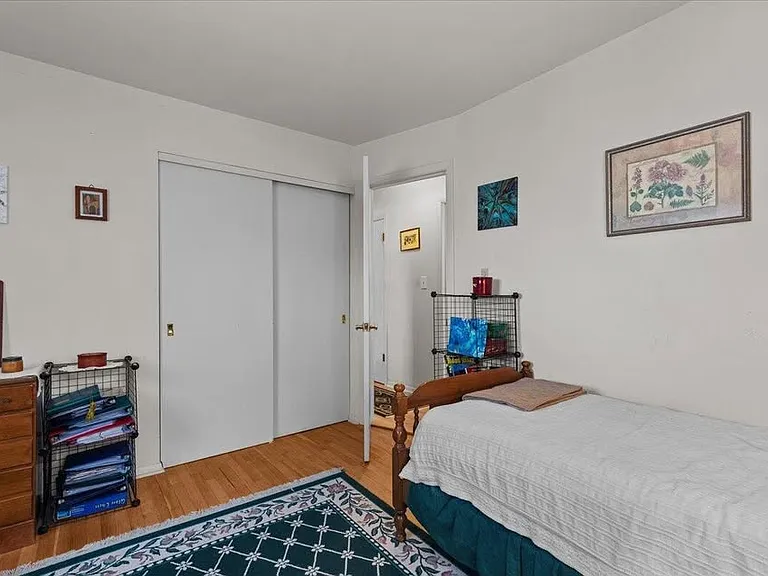 MIDDLE BEDROOM/BEDROOM 2