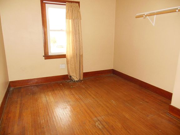 3rd image of 210 S Willow St