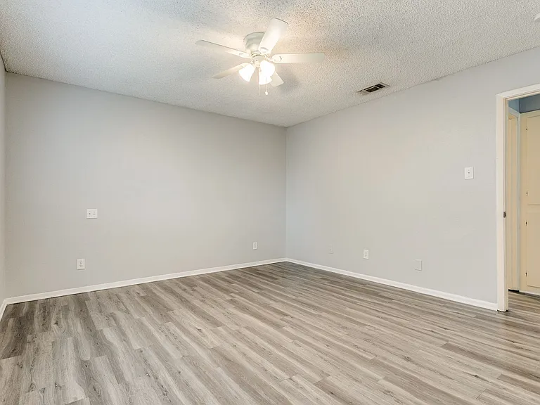 13226 Chesterton Dr — Photo 20