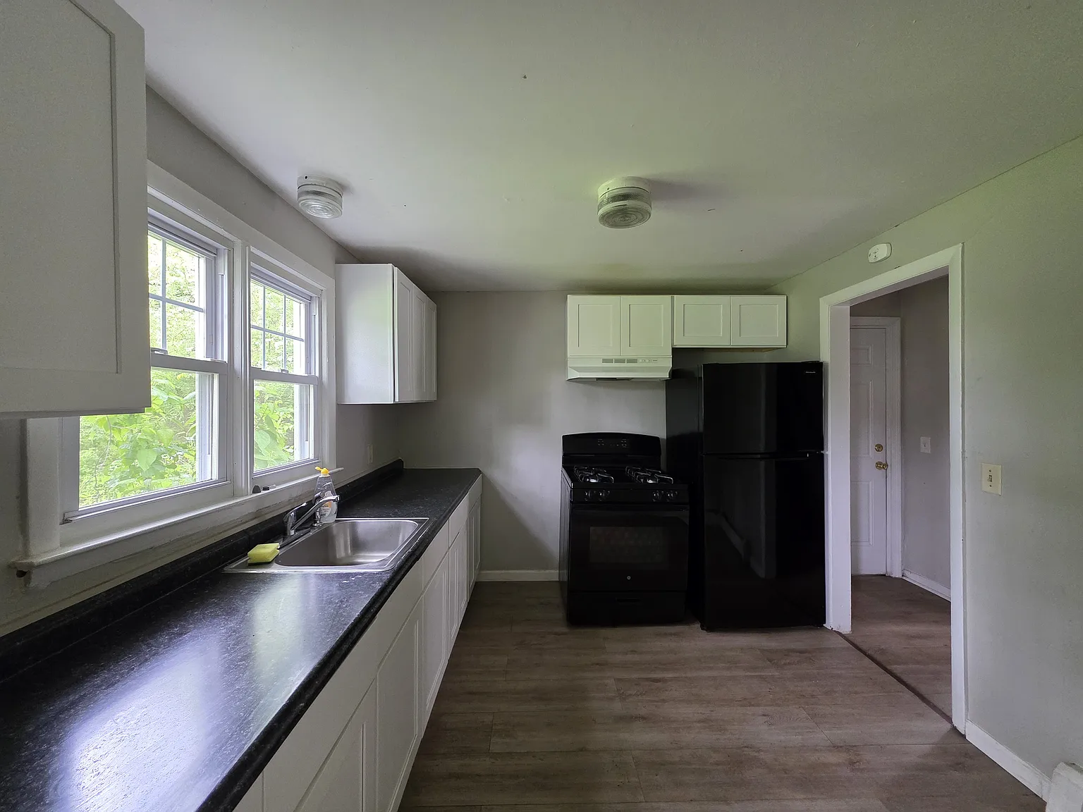 3 bed, $2,100 — Photo 2
