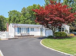 116 Shenandoah Blvd N, Nesconset, NY 11767