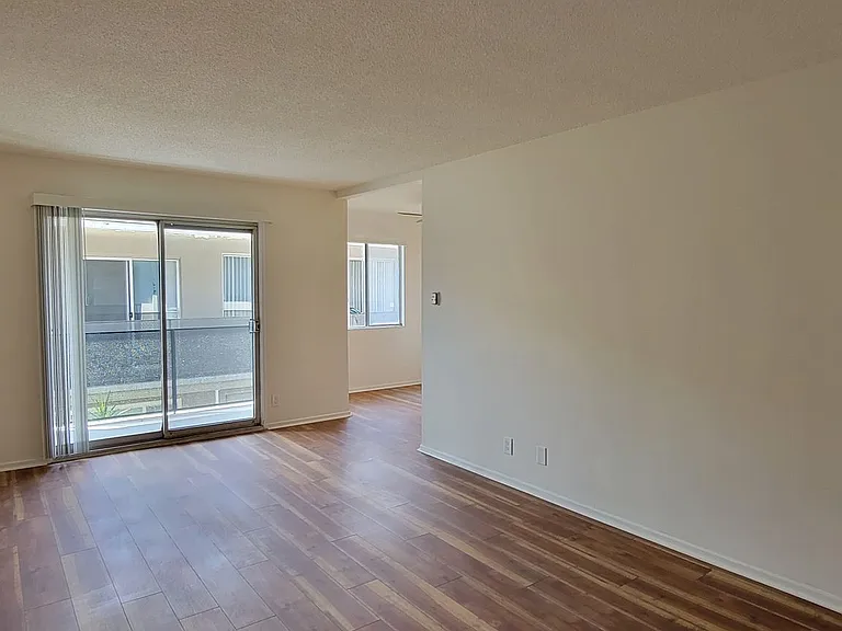 1352 N Citrus Ave — Photo 3