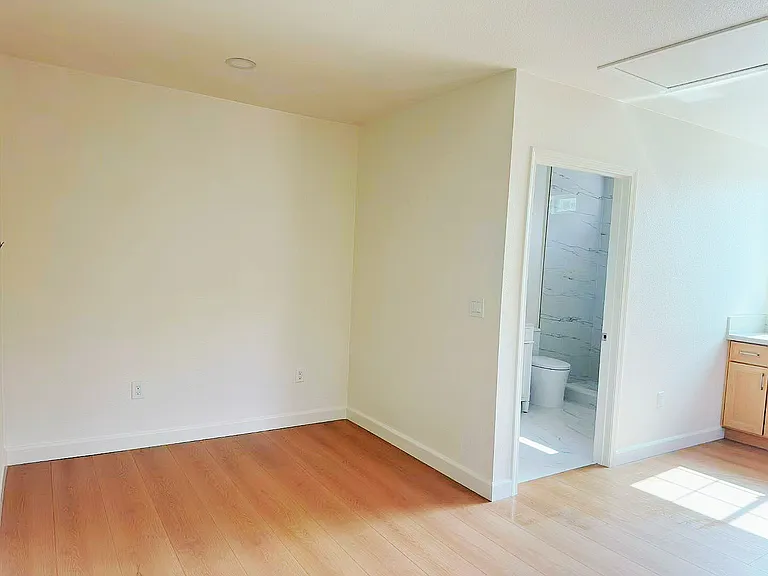 631 E Chester Rd — Photo 7