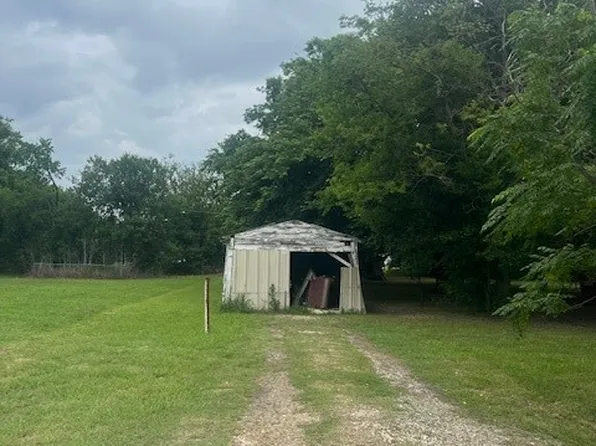 E Locust St, Whitewright, TX 75491