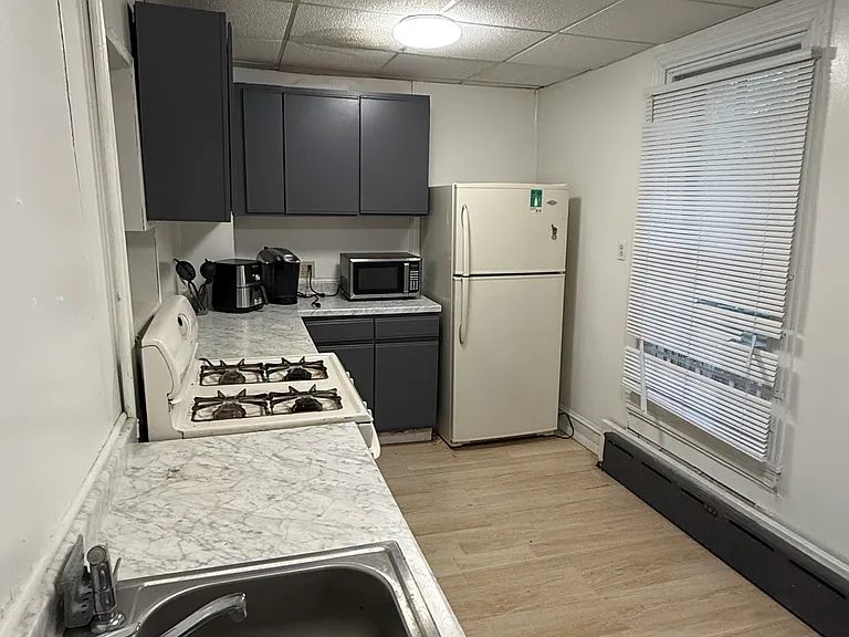 318 S 42nd St #1F — Photo 8