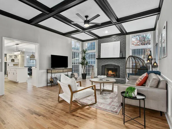 9406 Hall Dr, Lenexa, KS 66219