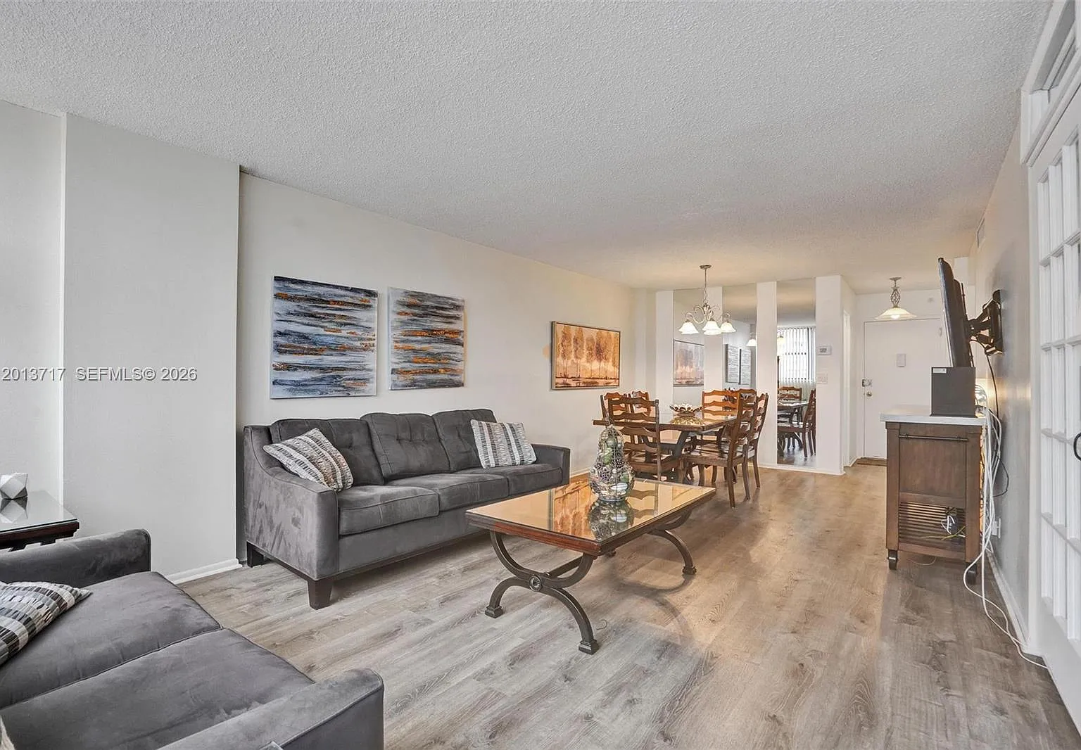 Avant Garde Condo — Photo 1