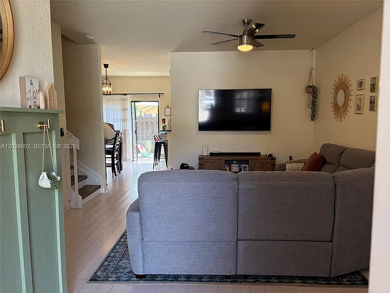 370 NE 37th Pl — Photo 4