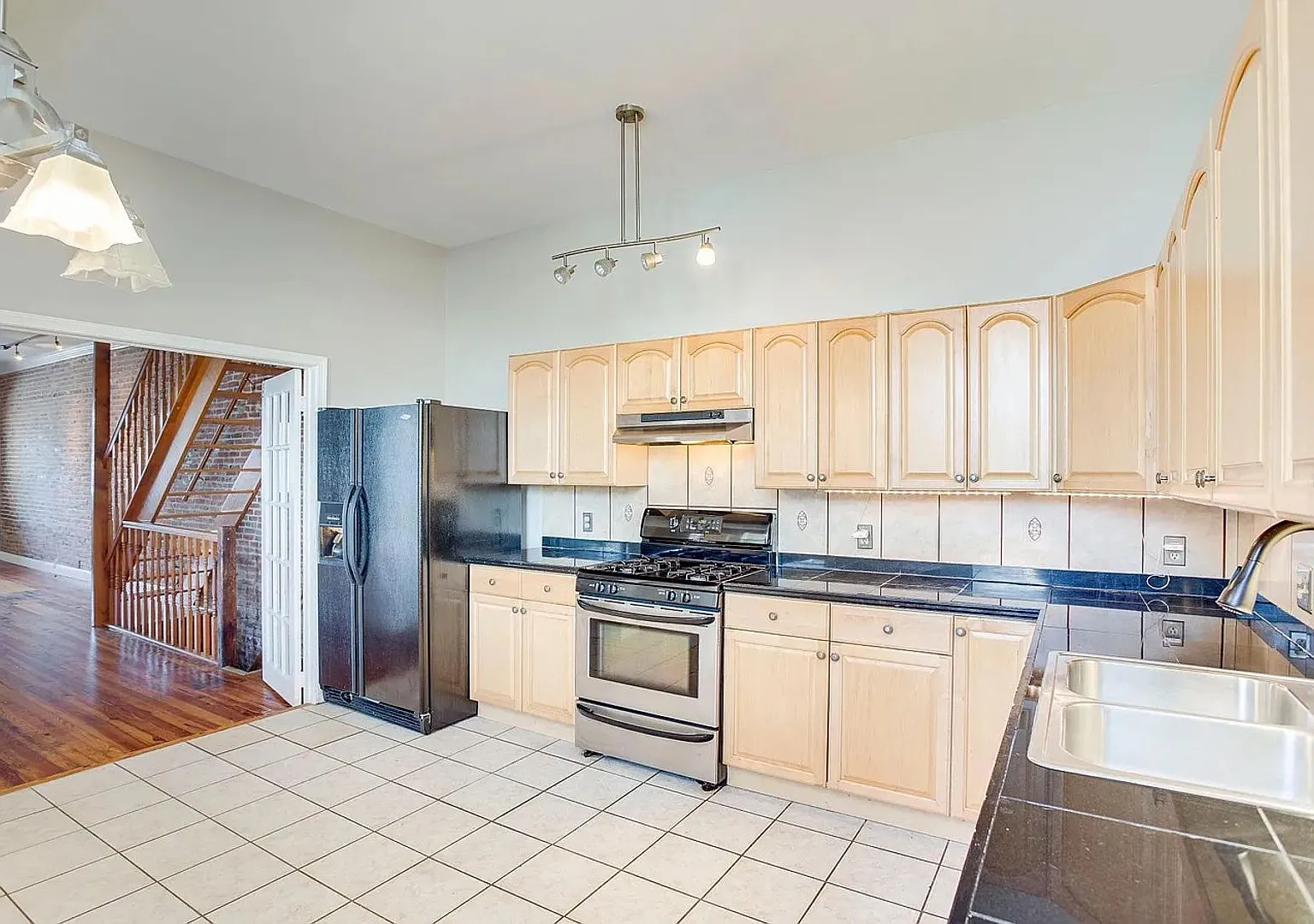 Spacious End Unit Townhouse with Deck and Storage in Highlandtown — Photo 4