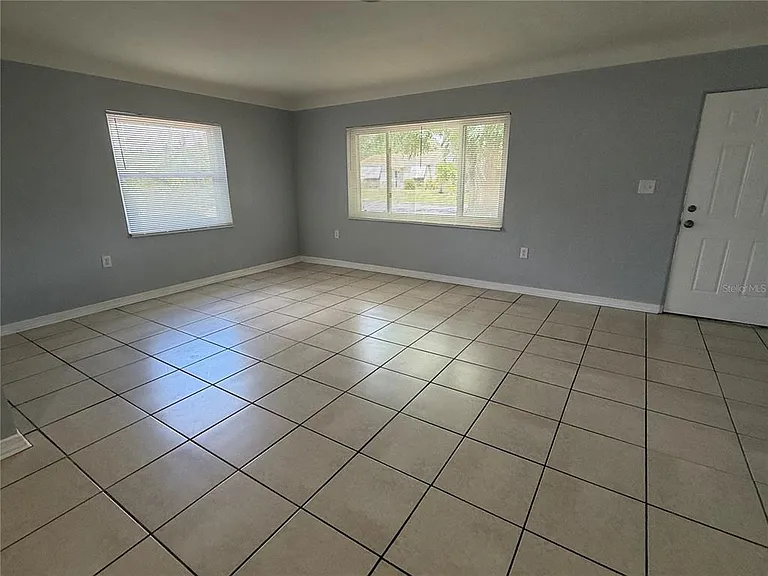 625 Kingston St S — Photo 3