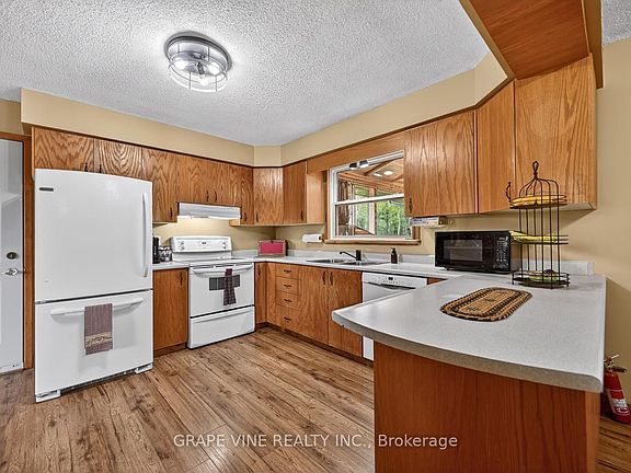 4th image of 842 Port Elmsley Rd