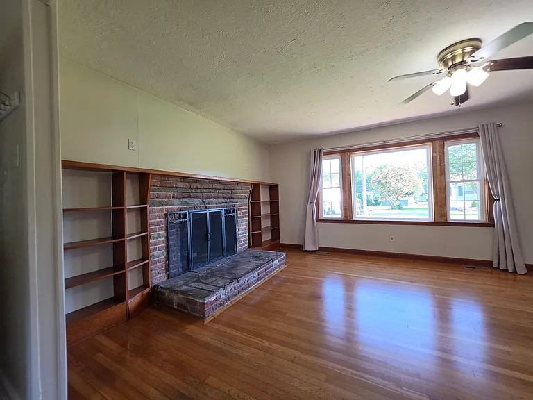 916 Elliott St — Photo 7
