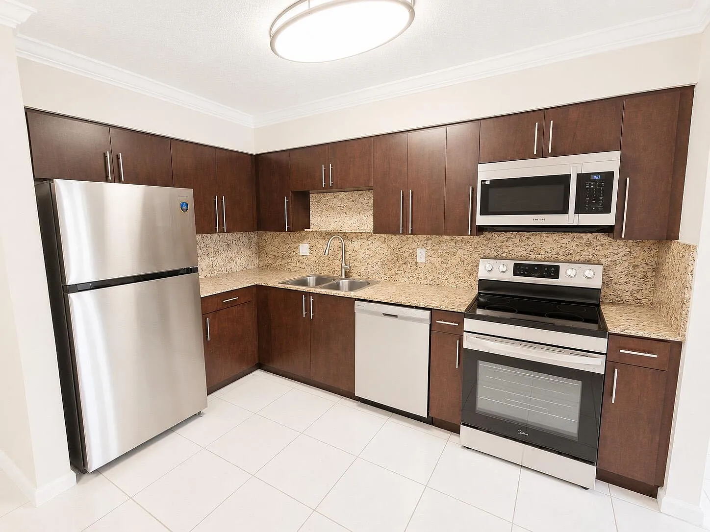 3 bed, 2.0 bath, 5061 sqft, $2,998 — Photo 2