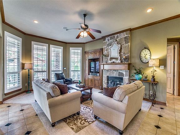 4th image of 811 Pond Springs Ct