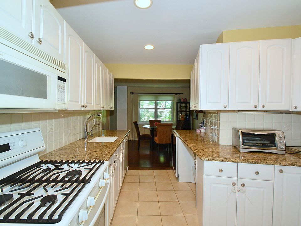 2nd image of 180 S Middle Neck Rd APT 1F