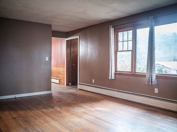 3rd image of 405 Crescent Ln