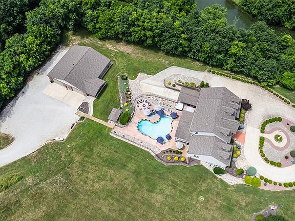 5th image of 284 Clermont Dr