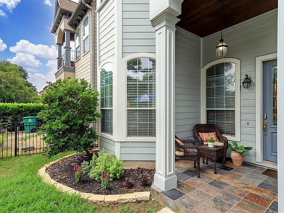 Fully fenced front yard space