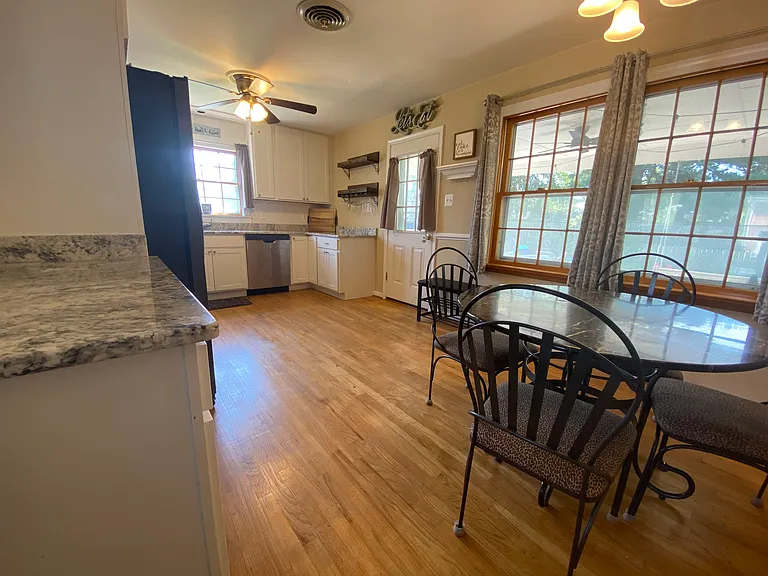 1006 Young Pl — Photo 4