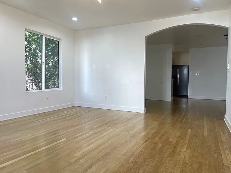 479 Nassau Ave — Photo 4