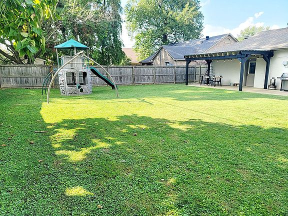 5th image of 808 Parkway Dr S