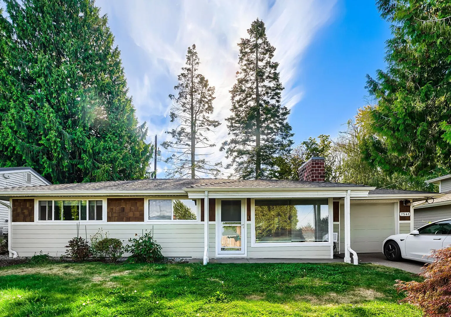 Charming 3-Bedroom Lakeridge Home with Large Fenced Backyard — Photo 1