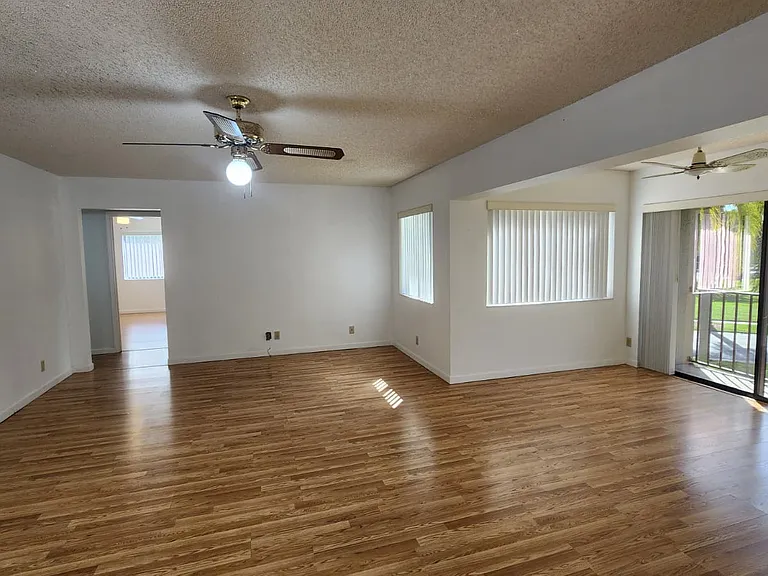 537 Shady Pine Way — Photo 4
