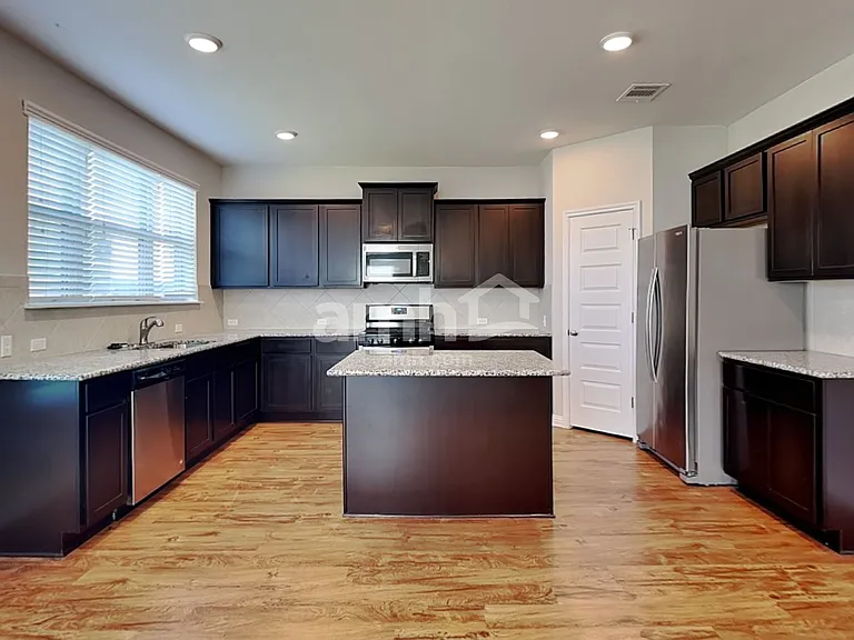 8113 Turnberry Ln — Photo 3