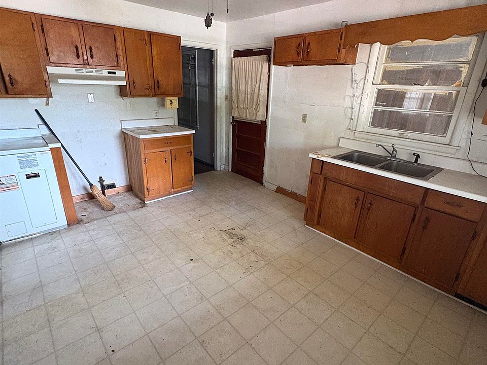 2nd image of 1524 Elm St SW