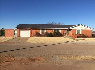 222 S Sampson Ave, Leedey, OK 73654