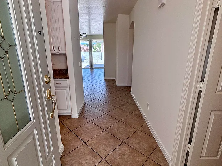 5606 W Saint Anne Ave — Photo 6