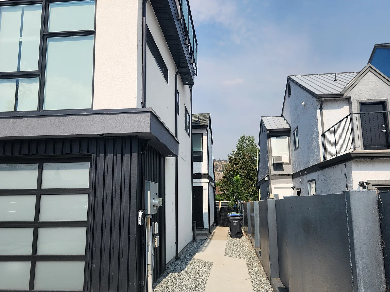 985 Manhattan Dr — Photo 1