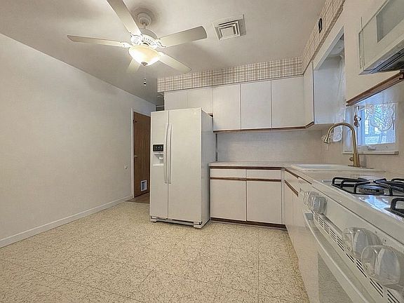 3rd image of 57 Roosevelt Ave