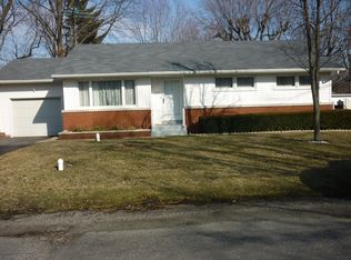 2425 W Lake Dr, Highland, IL