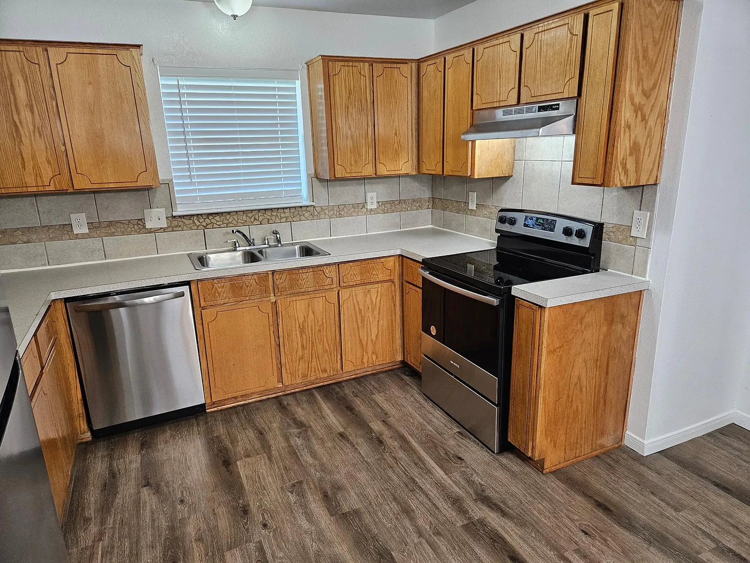 3 bed, 1123 sqft, $1,200 — Photo 2