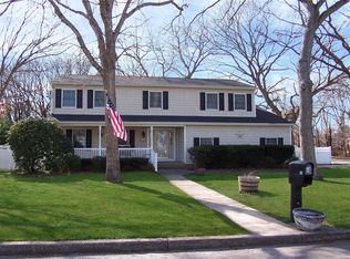 74 Lorraine Ct, Holbrook, NY 11741