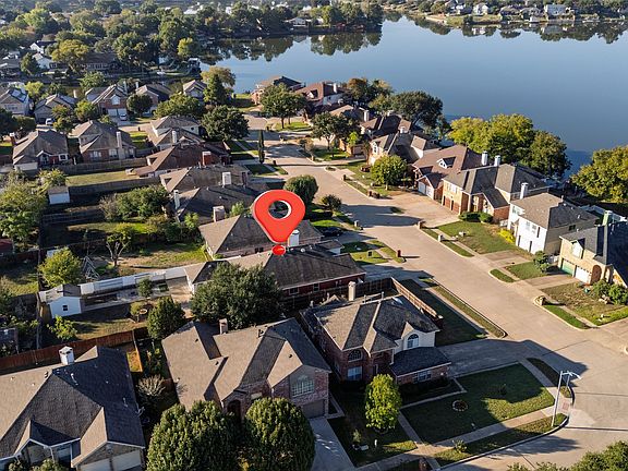 3rd image of 2048 Bayview Dr