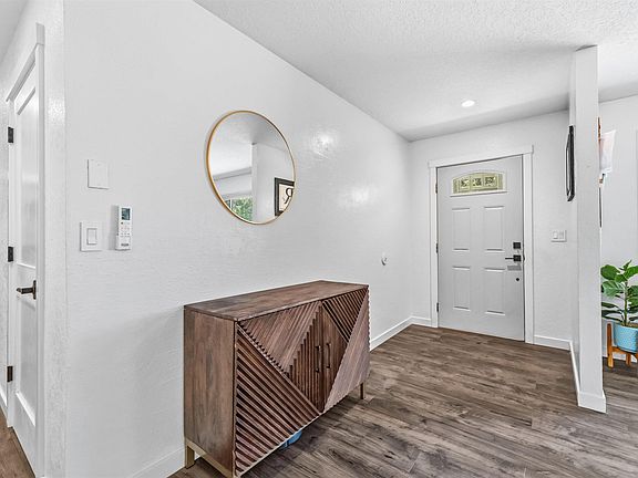 5th image of 20585 Charlotte Ct