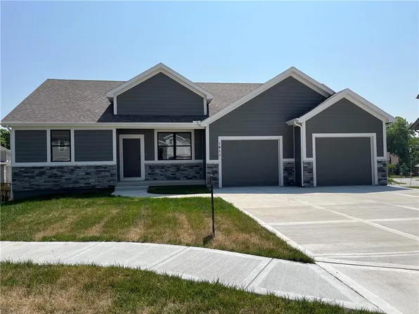 1411 Anna Cir, Smithville, MO 64089