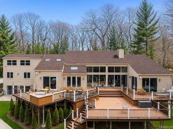 7 Windemere Crest, Woodbury, NY 11797