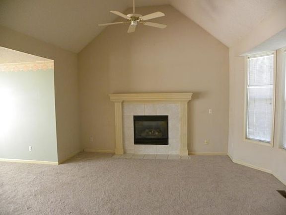 2nd image of 4725 Lone Elm St