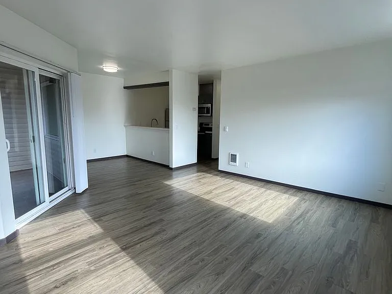 6040 Cali - Spacious 1 & 2 Units | Washer/Dryer | Private Balcony | Lots on Natural Light — Photo 40